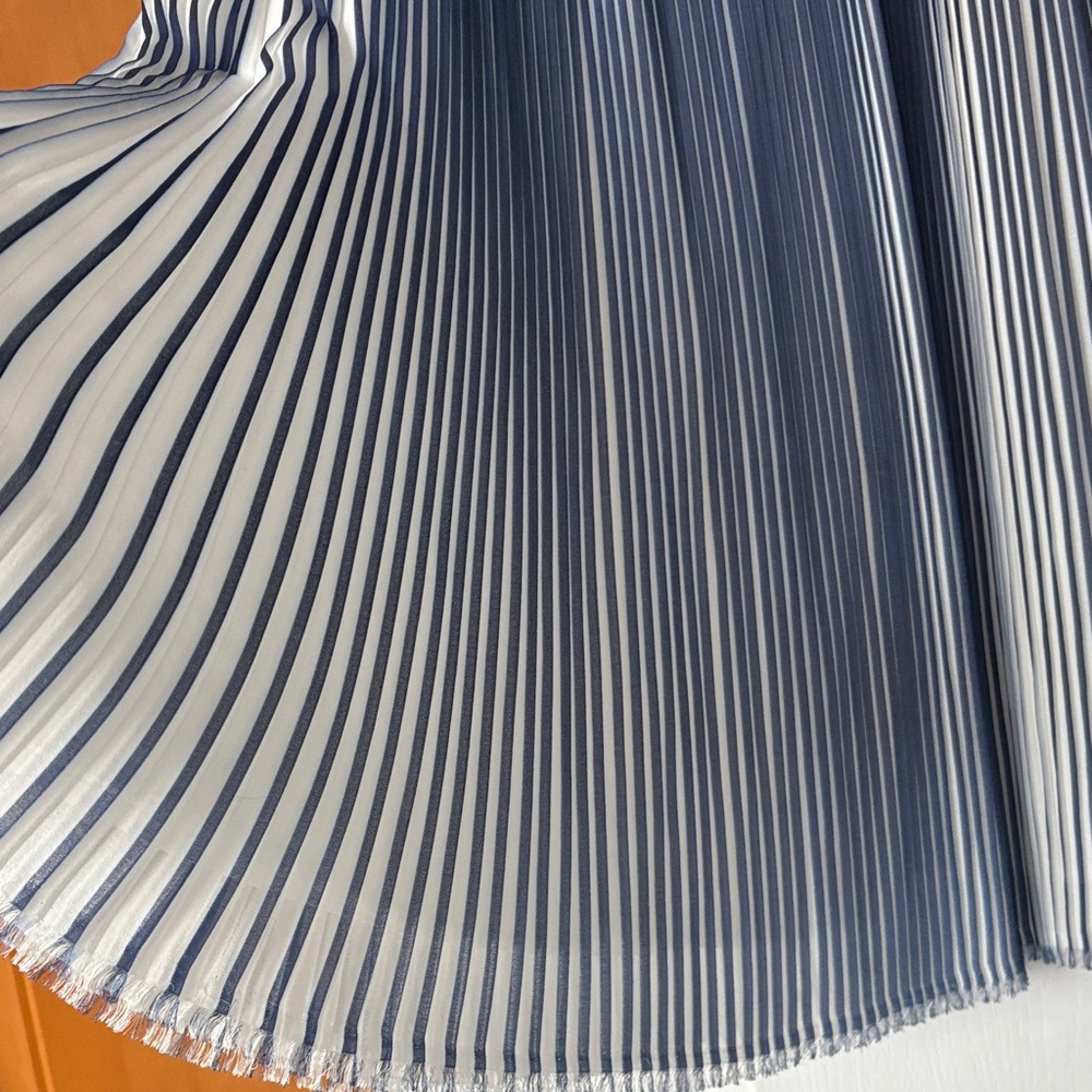 Elegant Navy Blue Pleated Skirt - Picture 3 of 7